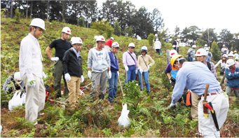 地元の方々と協力して、今年も当社社員が森を守る活動に参加。