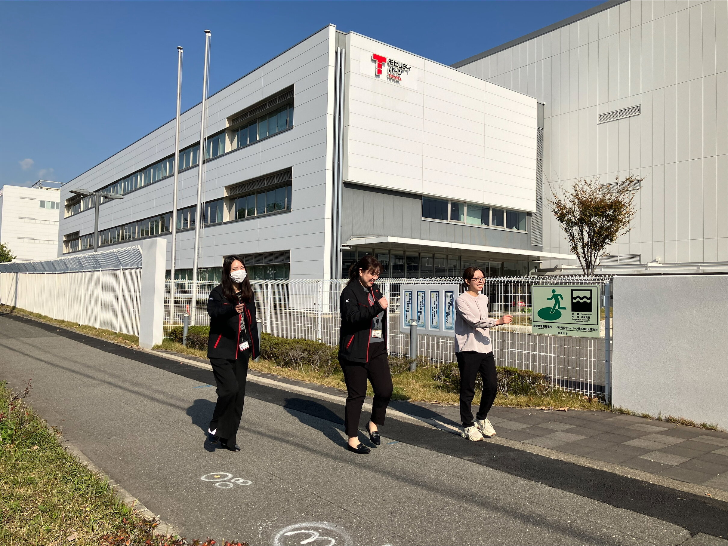 会社周辺を歩きながら、気持ちよくリフレッシュ