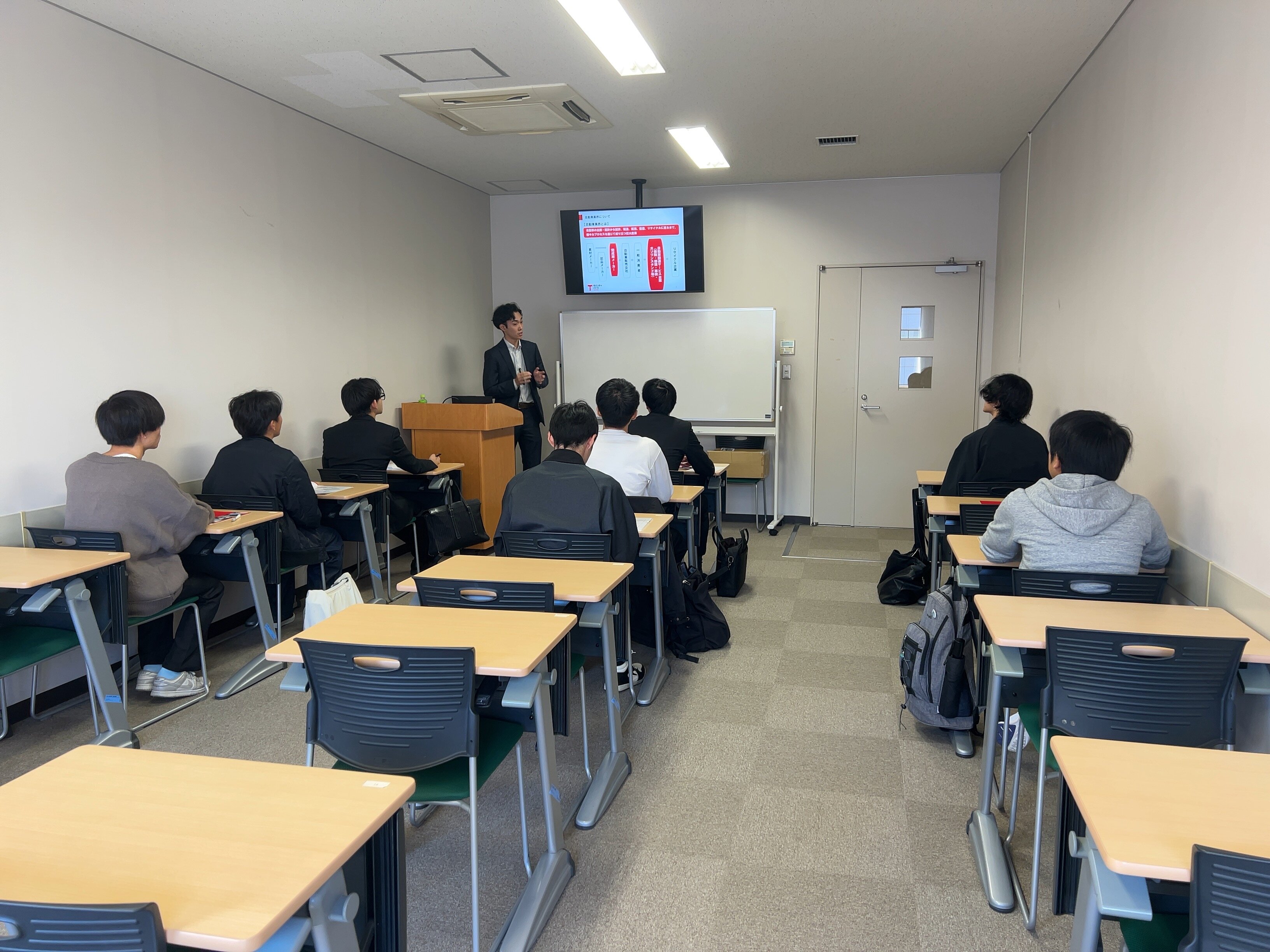 摂南大学　学内合同企業説明会の様子